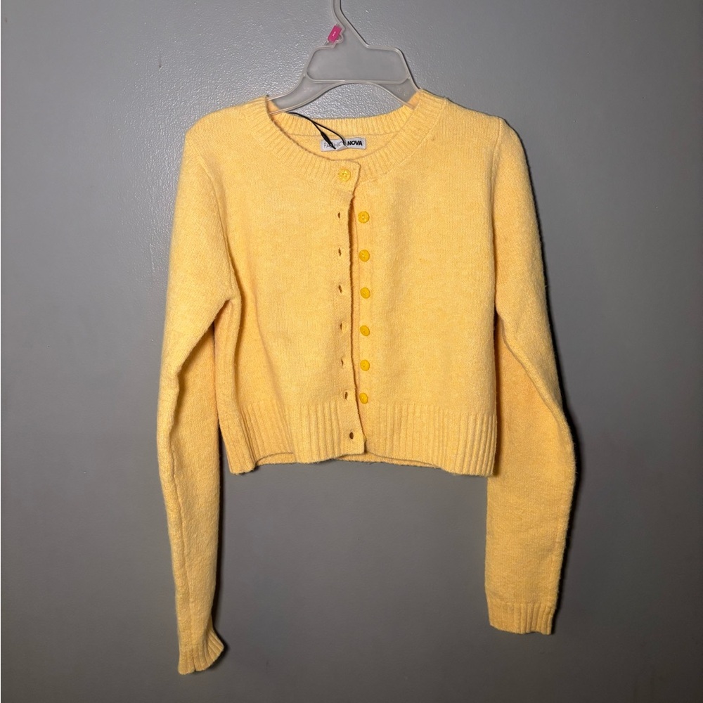 Cute yellow cropped cardigan – perfect for layering year-round 🌼